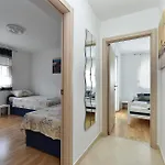 Dani 2333 Póla