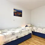 Dani 2333 Póla